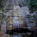 imposante Flühe und Wasserfälle über der Gruebisbalmhöhle