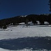 Rechts oben vom Weg zur Jägerhütte hängt an einem Baum die weiße Verbotstafel für Ski- und Schneeschuhgänger