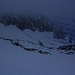 Bei etwa 3000m im Aufstieg zum Breithornpass tauchte ich in eine sich hartnäckig haltende Wolke ein. Kaum war ich in der Wolke eingetaucht, berüsste mich mir starker Nordwind.<br /><br />Foto: Rückblick über die Aufstiegsroute welche unterhalb der Hübschhorn Nordwand verläuft.