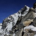 Der Zustieg über steilen Firn zum Monte Leone Südgrat wies beste Tritte und von Skibergsteiger auf welche den Gipfel in den letzten Tagen besuchten. Auch der Südgrat auf dem Foto hatte eine hervorragende Fusspur im Schnee.