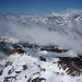 Monte Leone (3553,4m): Gipfelaussicht nach Nordwesten zum grösstenteils in Wolken gehüllte Bietschhorn (3934m). Links unten ist der Chaltwassergletscher zu sehen.
