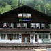An dem im Chalet-Stil gebauten Bahnhof Blausee-Mitholz hält heute nur noch ein Peronenzug pro Tag (Stand 06/2020)