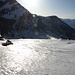 <b>Dopo quaranta minuti di cammino il sole sorge dietro lo Scopi. La neve gelata e compatta emette dei riflessi argentei. </b>
