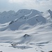 Chörbsch Horn - Blick zurück auf die Aufstiegsroute über die flachen Hänge unterhalb des Schafgrindes. Amselflue, Schwarzhorn, Schafgrind, Tiejer Flue