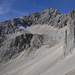 Schon weiter oben eröffnet sich der mögliche Anstieg zur Pleisenspitze - aus dem oberen Kar links über die kurze Schuttrinne.