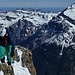 JJ schmiegt sich an die Felsen.