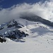 Das Chli Rinderhorn 3003m verbirgt sich hinter Wolken. Links im Bild der Einstieg zum Schwarzgletscher. Man traversiert horizontal unter dem Chli Rinderhorn von rechts (West) nach links (Ost).