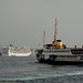 am Bosporus; Verbindungsschiff - und Riesen-Kreuzfahrt-Dampfer