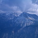 Die gegenüberliegenden Gipfel der Bella-Tola-Gruppe (Bella Tola, Rothorn, Illhorn) sind bis 2500 m hinunter verschneit 