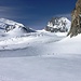 Beim Standort der Tourengeher befindet sich der Übergang vom Hohlaubgletscher zum Allalingletscher.<br />Sattel in der Bildmitte ist der Adlerpass. Hier sieht man das ganze Ausmass der Gletscher gut.