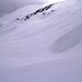 Bei der Abfahrt gut zu erkennen - unsere Aufstiegsspur und die Stelle, an der wir nach den lauten Schneerutschen im Nebel Richtung Kamplloch abgebogen sind: So kann LWS 2 bei gm 3/9 aussehen.