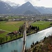 unmittelbar nach Interlaken-Ost überquert die Bahnlinie die Aare elegant