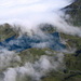 Ausblick vom namen- und höhenlosen Gipfel auf ca. 2600 müM zwischen Graustock und Schafberg: Trüebsee wird in den Nebel eingepackt.