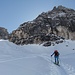 unter dem dunklen Wandfuß der Nordwand des Gschnitzer Tribulaun steigen wir weiter auf