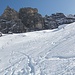 schönes Gelände erwartet uns; hinten die Westabstürze der Eisenspitze