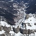 Tiefblick ins Obernbergtal, wo der Schnee schon ausdünnt; hinten ist eine Brücke der Brennenautobahn erkennbar