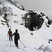 Winterliche Verhältnisse im Abstieg auf der Fahrstrasse von Manera zur Alpe Foppa. 