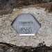 Stropník (kříž) - Plakette am "Aussichtgipfel" mit Kreuz, 851 m. Die angegebene Höhe gilt u. E. für den ca. 300 m südwestlich gelegenen höchsten Punkt. So steht es auf Tschechisch auch im kleinen Gipfelbuch.