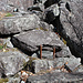 la caratteristica del sentiero dell'Alpe d'Ogliè : i tondini in ferro a sostegno della pietra