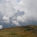 Der wolkenverhangene Peitlerkofel (2875m) über den Gipfelwiesen des Maurerbergs