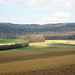 Besonnte Felder bei Brünnighausen vor dem Nesselberg.