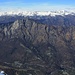 Gridone / Ghiridone / Monte Limidario (2188,1m): Aussicht nach Nordwesten über die Kette Pizzo Ruscada (2004,0m) und Pizzin (1643m) zu den höheren Tessiner Berge.