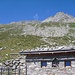 Die Kapehlalm (2180m), der Ausgangspunkt dieser Tour, gegen Mitterjoch (2635m; Bildmitte) und Napfe (2734m; rechts)<br />