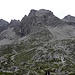 Große und Kleine Sandspitze im Bildmitte, Schartenschartl, 2575 m ein bischen rechts, 1 Stunde von hier. Schlechte Nachrichten von Karlsbader Hutte fur uns:die untere Teil des Gebirgsjagersteig ist geschlossen(Steinschlag)!