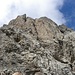 In der Schartenschartl,2575 m, am Fusse des Sudwand  des Kleine Sandspitze, 2762m-Bildmitte. Die Einstieg ist links im Bild,Große Sandspitze, 2762m im Hintergrund.