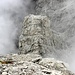 Tiefblick in der Daumenscharte, mit Zoom konnen Sie 3 Klettersteiggeher am Panorama Klettersteig.Für sie war es nicht angenehm das Regen...