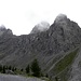 Teplizer Spitze, 2613m, die ''Kleine Matterhorn'' des Lienzer Dolomiten-links,Kerschbaumer Torlkopf, 2389m-ein bischen rechts , Simonskopf,2687m im Bildmitte, im Wolken  und  Kleine Gamswiesenspitze, 2454m, rechts.