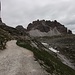 Der breite Weg vom Parkplatz zur schon sichtbaren Lavaredohütte (2344m)<br />