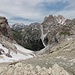 Blick vom Büllelejoch in die steile, noch mit Schneefeldern bestückte Aufstiegsrinne; hinten die Sextener Dolomiten