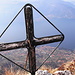 Das kleine Gipfelkreuz auf dem Monte Cucco hoch über den Dächern von Lierna am Comersee