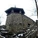 Der steinerne Aussichtturm am Kösseinegipfel - ein Wahrzeichen der Region.