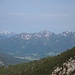 Wenn wir nach Westen gucken, sehen wir über das Talbecken von Ruhpolding auf die chiemgauer Berge vom Geigelstein bis zum Hochfelln.