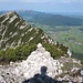 Ein mächtiger Steinmann markiert den Weiterweg zum Gamsknogel. Während der herrlichen Kammwanderung liegt uns Oberbayern zu Füßen.