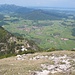 Westseitig liegt die Kohleralm unter uns; in der Ferne ist der Chiensee zu erkennen.