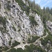 Wieder im Abstieg - in halber Höhe quert der Steig hinüber zur Zwieselalm .....