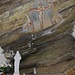 Die Fresken sind auf Naturstein gemalt. Die Decke und die Hinterwand werden durch den Felsen gebildet.