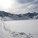 <b>Scendo sulla sponda settentrionale del lago, ancora gelato e ricoperto di almeno un metro di neve, sfruttando la pista di sci di fondo. Dopo poche decine di metri monto le pelli di foca e mi alleggerisco: inizia l’avventura.<b></b></b>