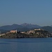 Der Alte Hafen von Portoferraio kommt in Sicht. Im Hintergrund von links nach rechts: Le Calanche 905m, Monte Capanne 1017m und Monte Giove 853m.