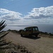 Der Nachfahre des alten R4: unser Kangoo auf der Klippe. Im Hintergrund die Insel Montecristo.