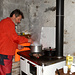 Acceso camino e stufa lo chef inizia a preparare i suoi manicaretti, oggi il menù in capanna prevede <br />
Risotto con salsiccia e cipolla