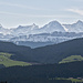 Die Berner Oberländer sind auf dieser Wanderung fast immer im Blickfeld