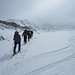 auf dem Glacier de Corbassière - links die Seitenmoräne, hinten links Grand Tavé, hinten in den Wolken der Tournelon Blanc