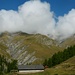 Alp Pradigant (2075m). Der Piz Tschütta / Stammerspitz versteckt sich in den Wolken. Rechts ist der Rücken Tschütta (P.2485m) zu sehen über den man zum Biwakplatz (P.2811m) gelangt. Der Biwakplatz ist am unteren Rand der Wolke.