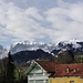 Im frühlingshaften Steinegg präsentiert sich der Alpstein noch hochwinterlich.
