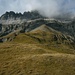 Blick von der Ebene Tschütta oberhalb P.2485m zum wolkenverhangenen Gipfel. Man steigt ihm direkt über den Gratrücken entgegen.