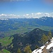 Links Chiemgauer Alpen, rechts das Kaisergebirge. In der Bildmitte liegt - im Hintergrund und nur zu erahnen - der Walchsee.